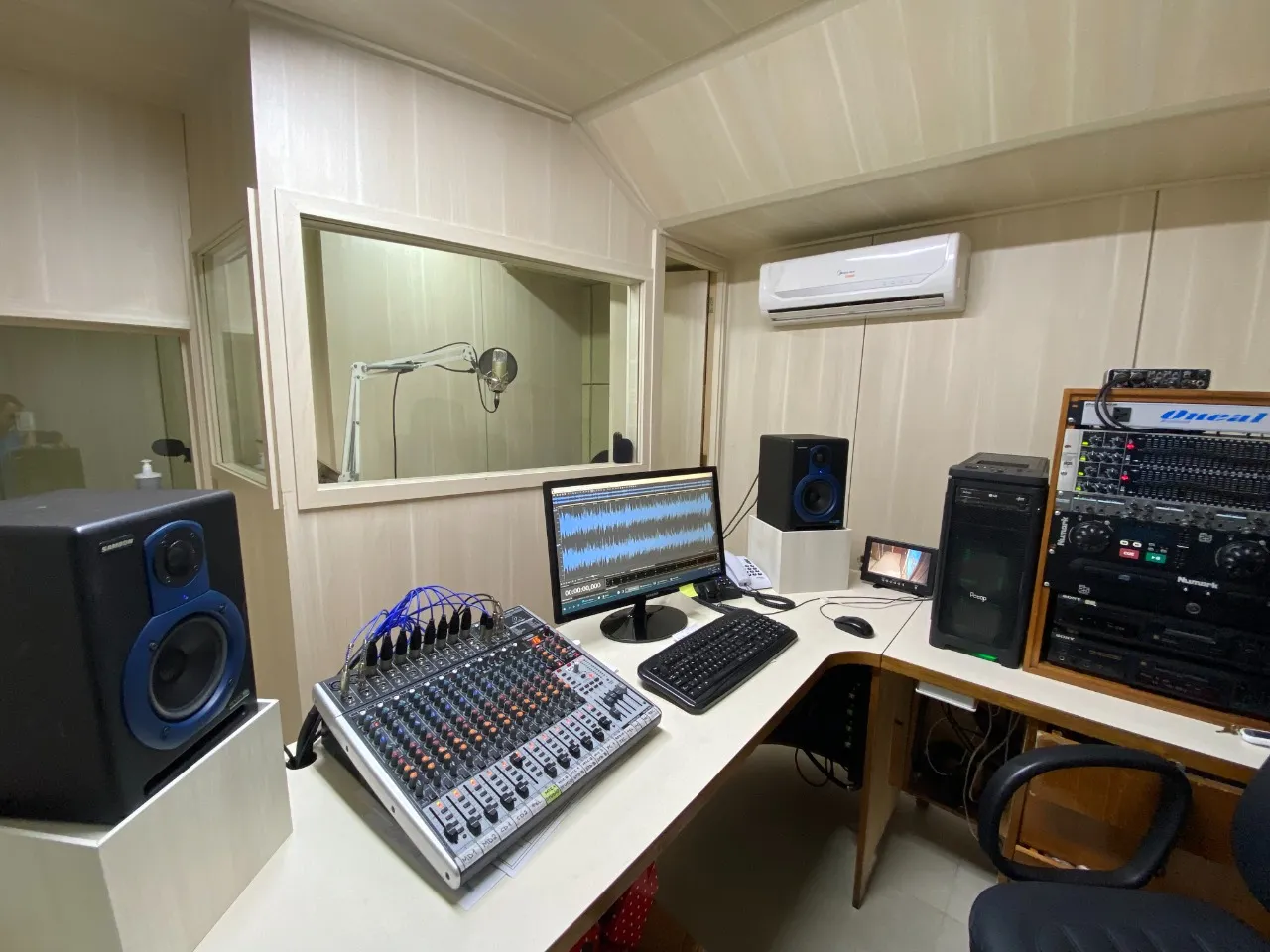 Mesa de som e equipamentos da rádio