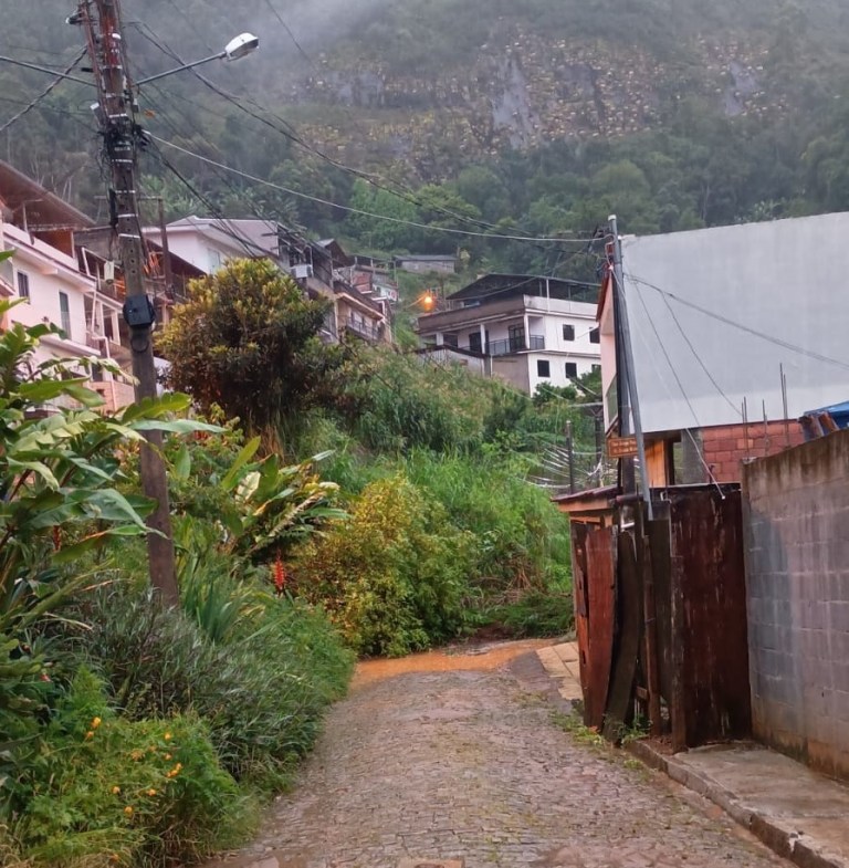 Nova Friburgo sofre transtornos com forte chuva desta quinta-feira (29)
