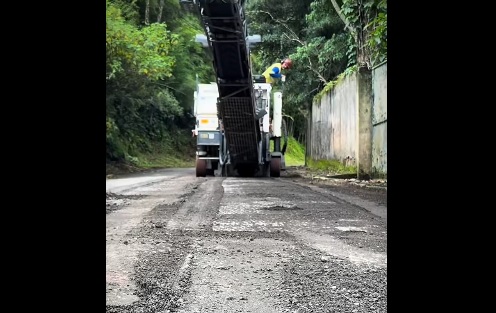 Estrada da Granja Spinelli recebe trabalho de recapeamento asfáltico