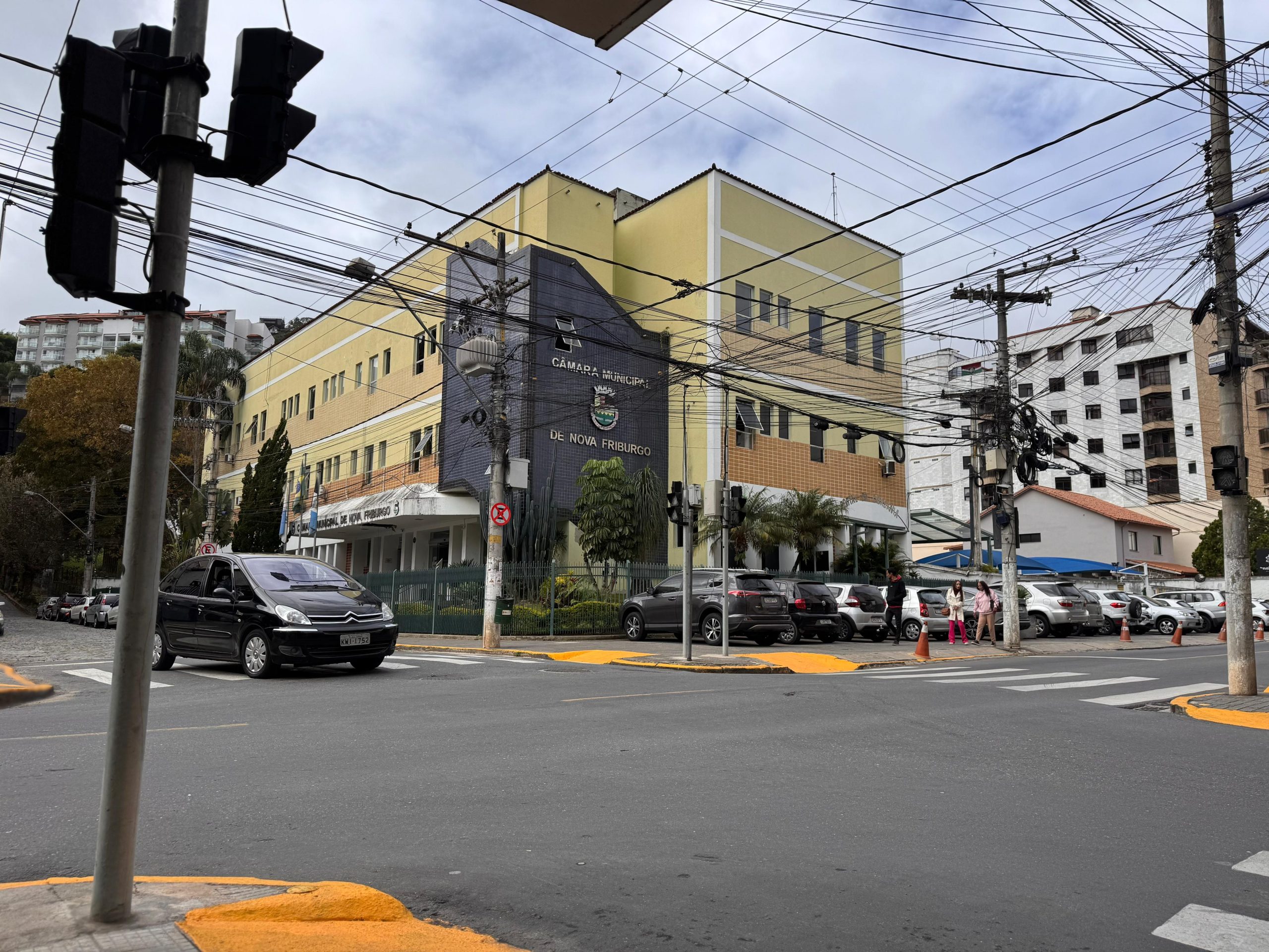 Mudanças: sinal em frente à Câmara Municipal volta a funcionar