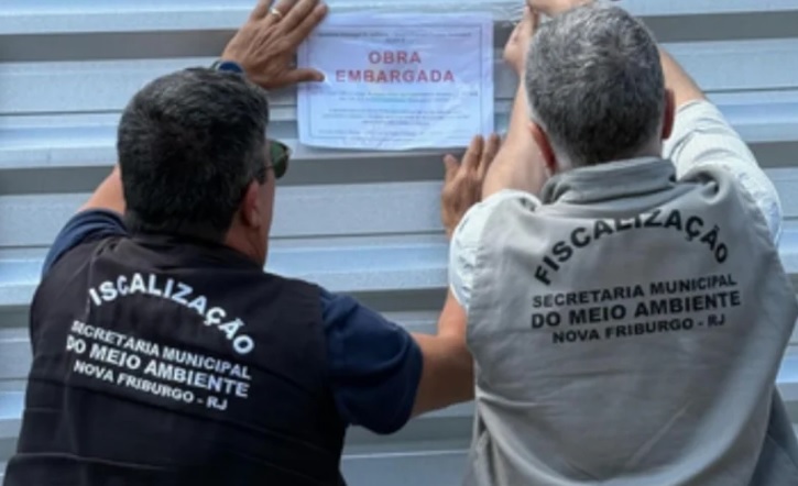 Fiscalização embarga construção irregular em Nova Friburgo