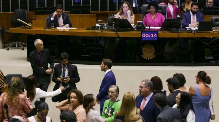 Câmara aprova proposta que cria licença-menstrual