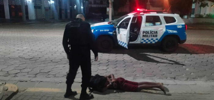 Homem é preso após tentar roubar casal na Avenida Alberto Braune