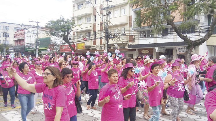 Tradicional Caminhada Rosa é promovida em Nova Friburgo