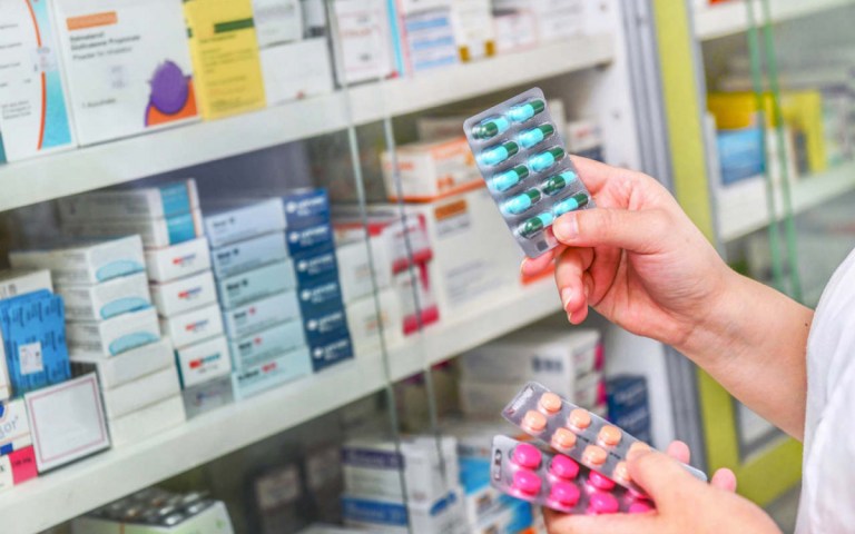 Conselho permite que farmacêuticos prescrevam medicamentos