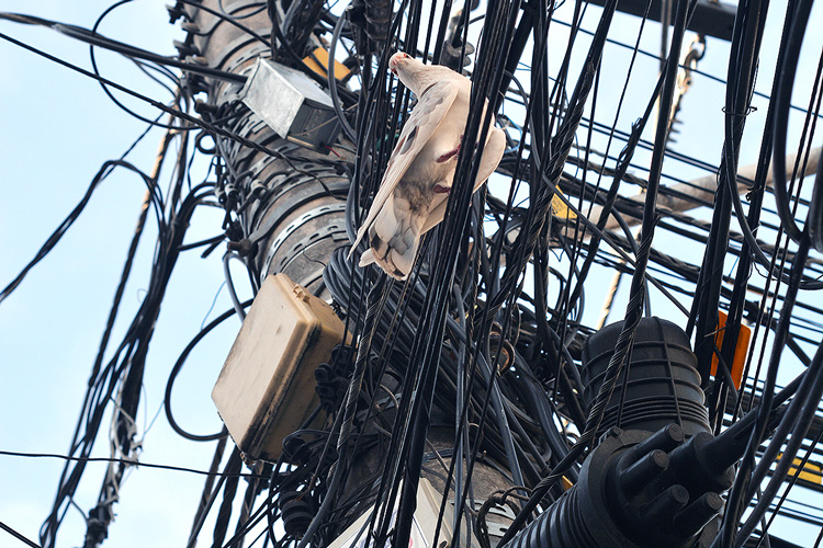 Mutirão em Olaria remove fios e cabos inutilizados