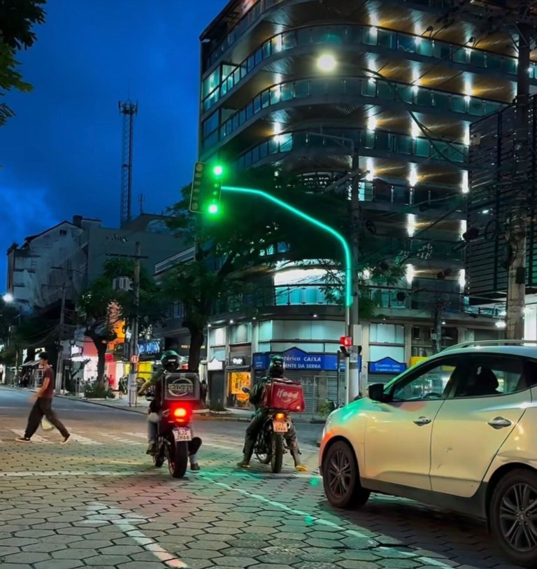 Nova Friburgo ganha braços de sinalização nos semáforos de trânsito