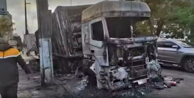 Caminhão pega fogo em frente ao Raul Sertã; Município nega problemas no hospital