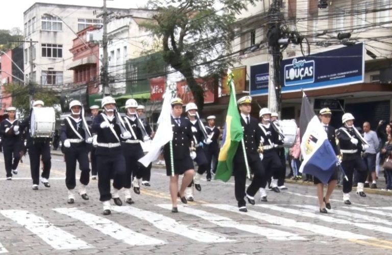 Tradicional desfile cívico-militar é realizado neste sábado (16) em Nova Friburgo