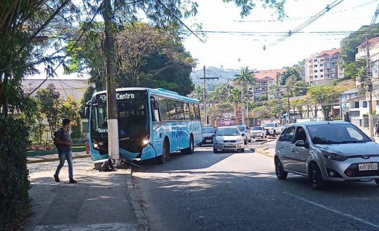 Mais acidente! Ônibus da Faol bate em poste na Avenida Julius Arp