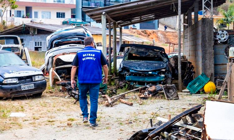 Detran-RJ interdita ferro-velho irregular em Campo do Coelho