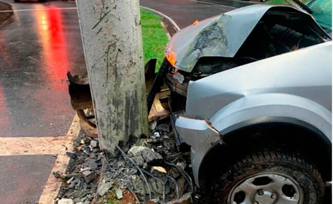 Sobe o número de veículos que se chocam em postes em Nova Friburgo