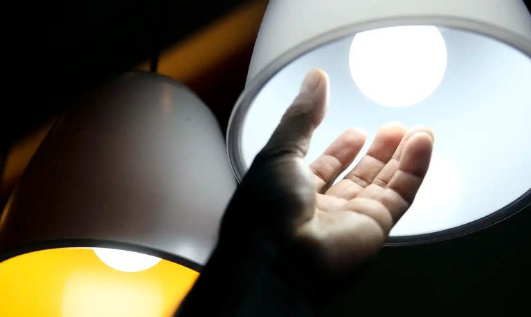 Brasileiros continuam sem cobrança extra nas contas de luz em fevereiro
