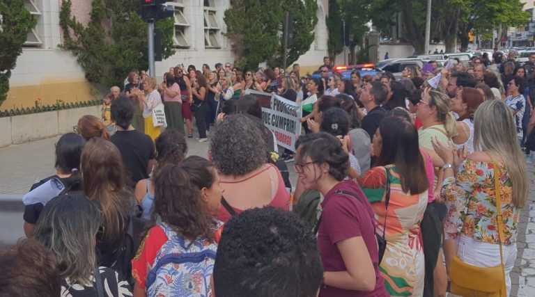 Greve: profissionais de educação de Friburgo fazem paralisação