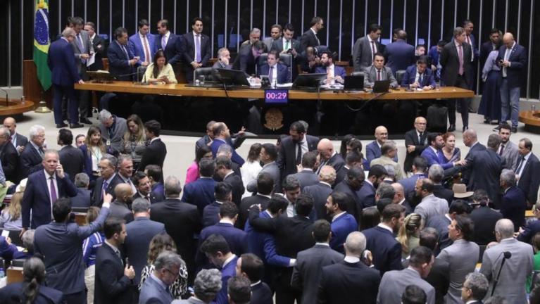 Câmara aprova projeto que aumenta número de deputados