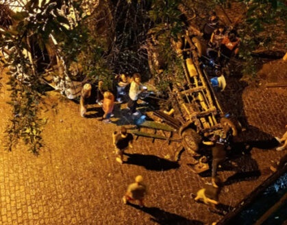 Carro cai do viaduto e deixa feridos em Nova Friburgo