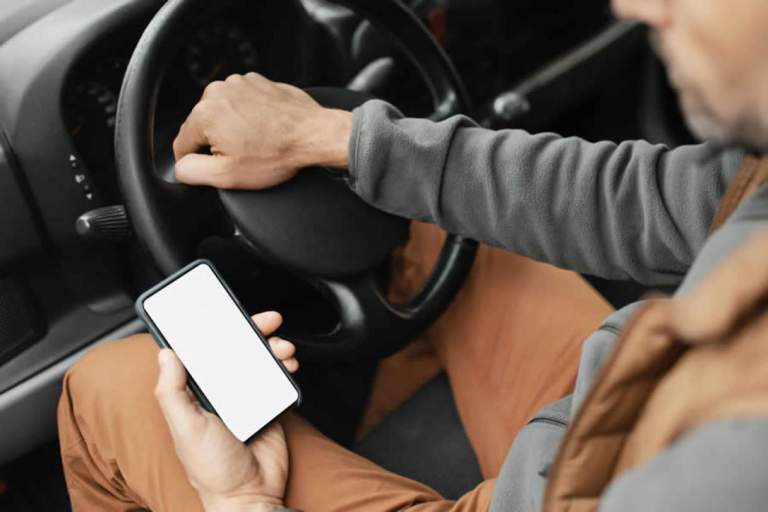 Uso de celular ao volante terá punição mais rigorosa