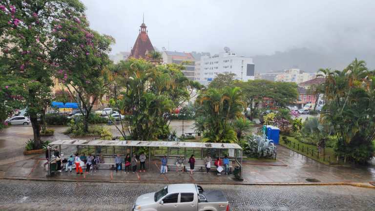 Tempo: semana começa com chuva, mas sol pode voltar amanhã