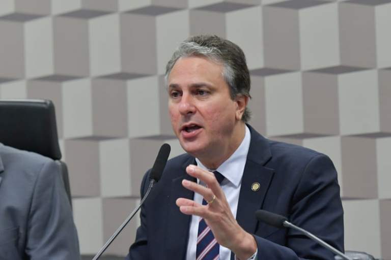 Carteira Nacional de Docente no Brasil deve ser lançada em outubro