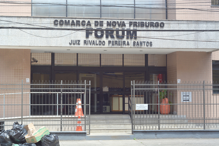 Julgamento de tabelião acusado de matar a esposa e os sogros ganha nova data