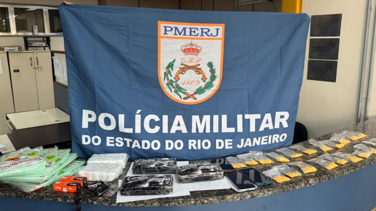 Polícia apreende ectasy e cocaína com trio em Duas Pedras