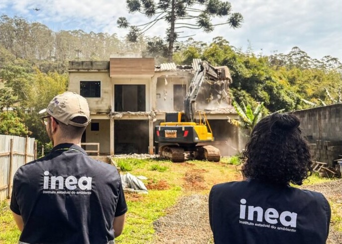Inea demole construção irregular em Varginha