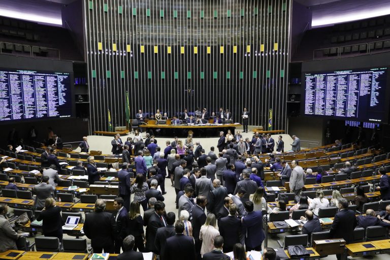 Projeto que amplia isenção do Imposto de Renda avança na Câmara