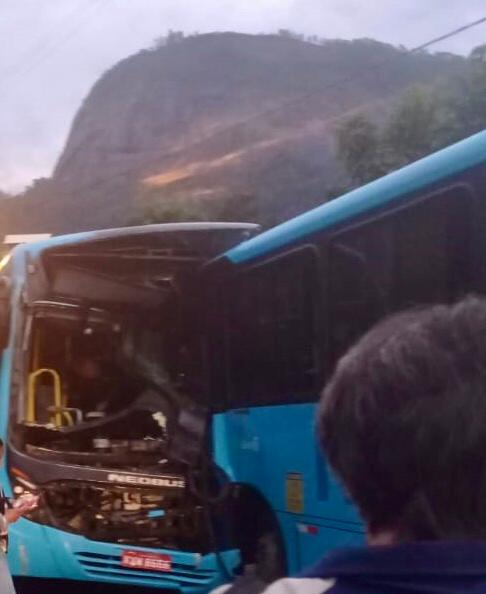 Ônibus colidem na estrada de Amparo nesta manhã; Motorista morre