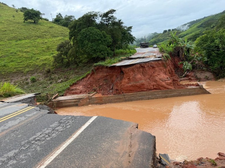 Chuva corta pista ao meio, e bloqueia passagem pela RJ-152 em Cantagalo