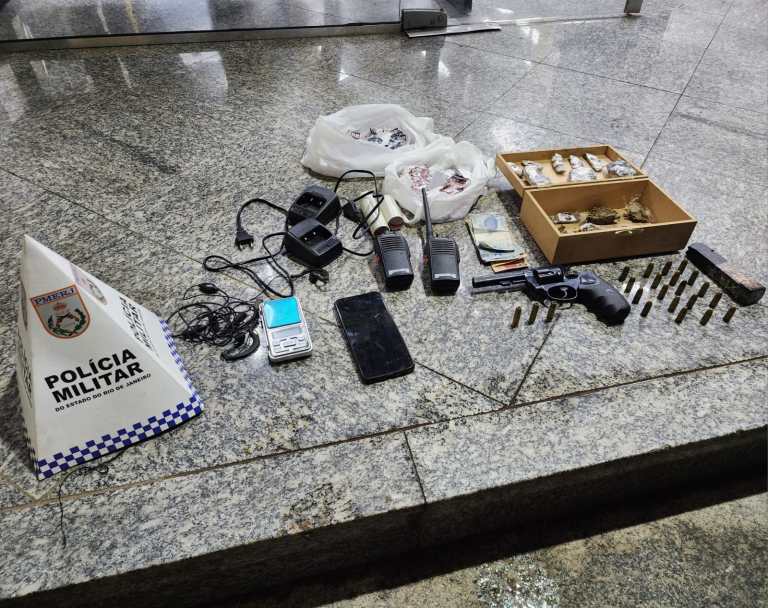 Polícia apreende armas e drogas em ação no Parque das Flores