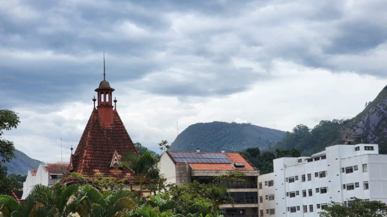 Tempo: fim de semana de chuva, mas sol pode aparecer no domingo