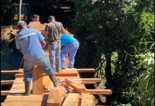 Ponte de madeira na via expressa passa por reconstrução