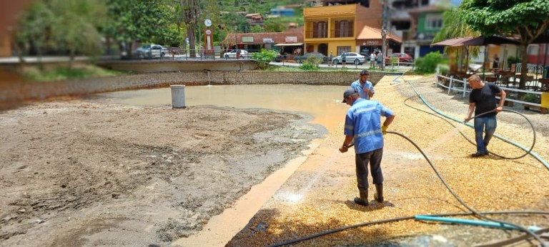 Após limpeza, Prefeitura reabastece lago de Lumiar