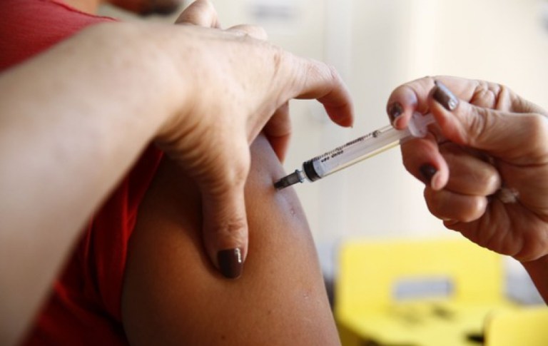 Nova Friburgo recebe 640 doses de vacina contra a Covid e repõe estoque