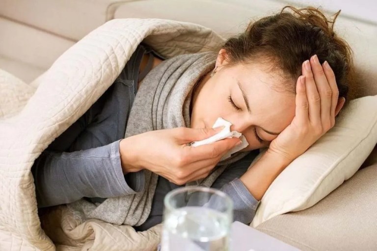 Casos de Covid-19 caem, mas sobe número de atendimentos de gripe no RJ