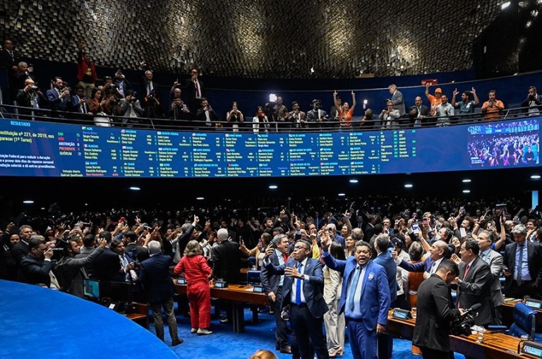 Senado aprova PEC que acaba com a escala 6×1