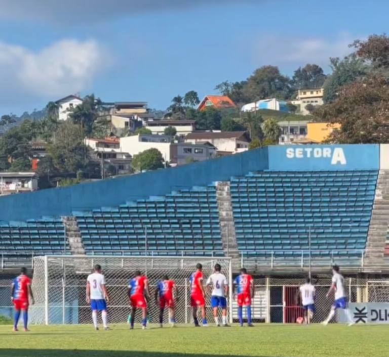 Frizão sai na frente, leva virada, mas busca empate em casa