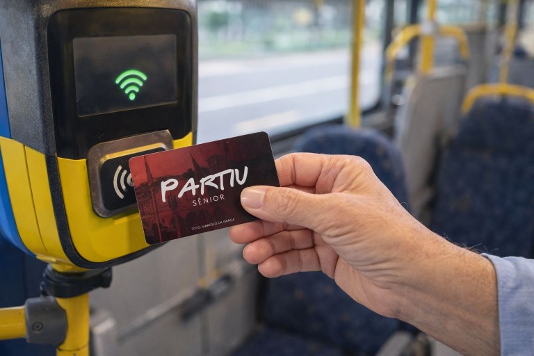 Idosos nascidos em janeiro e fevereiro podem retirar o Cartão Partiu